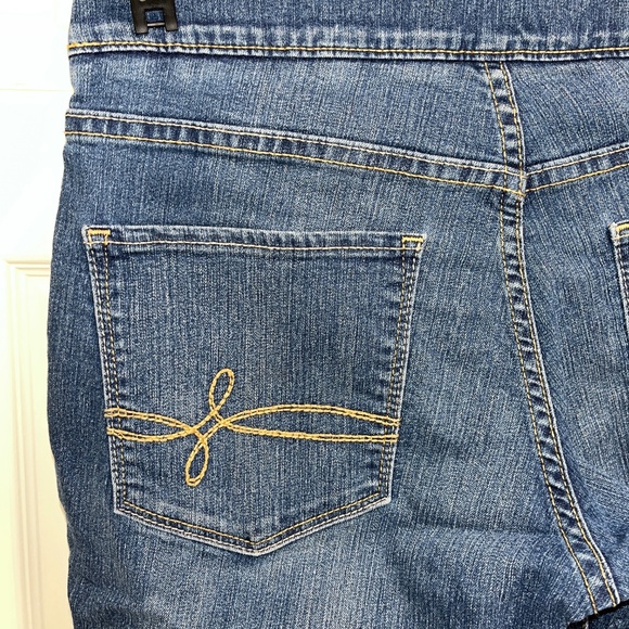 Levi's Women's Denizen (8) Pull-On Crop - Picture 11 of 16